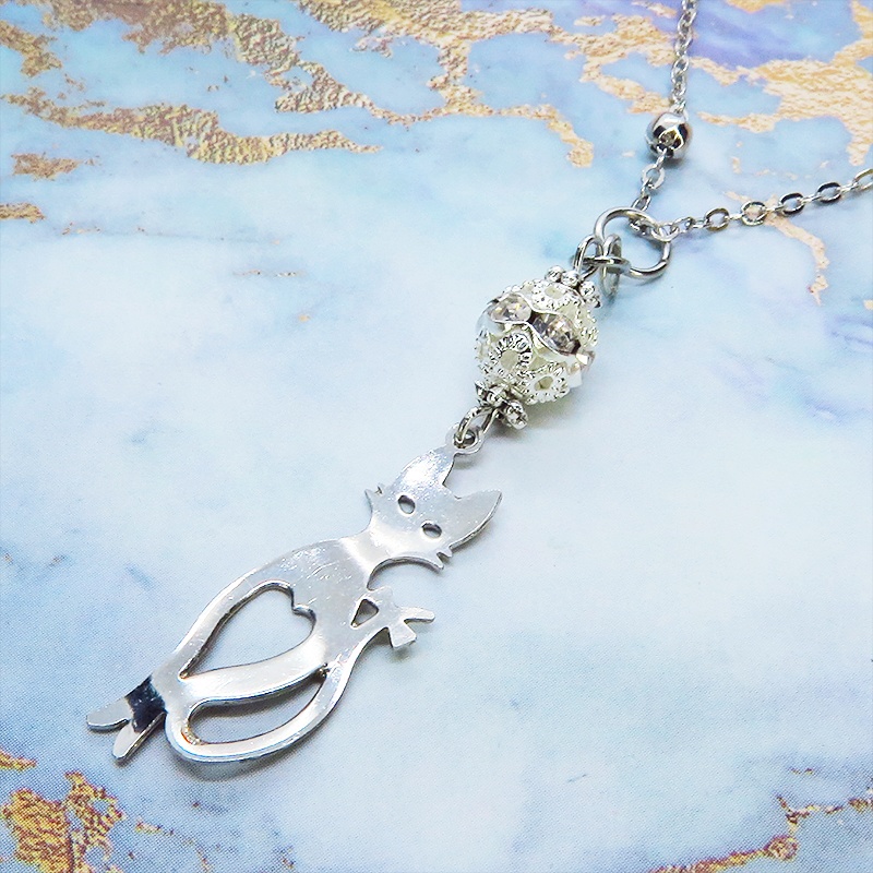ラメ入りシルバーカラーのスマートな猫シルエットモチーフとメタルビーズのペンダントネックレス 長さ調整可