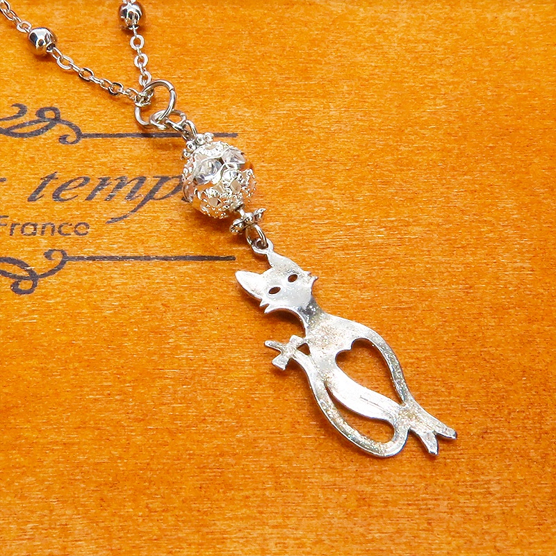 ラメ入りシルバーカラーのスマートな猫シルエットモチーフとメタルビーズのペンダントネックレス 長さ調整可