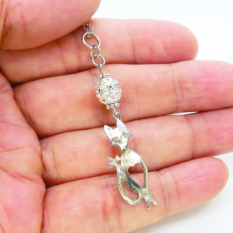 ラメ入りシルバーカラーのスマートな猫シルエットモチーフとメタルビーズのペンダントネックレス 長さ調整可