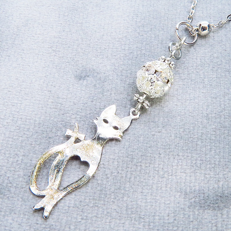 ラメ入りシルバーカラーのスマートな猫シルエットモチーフとメタルビーズのペンダントネックレス 長さ調整可