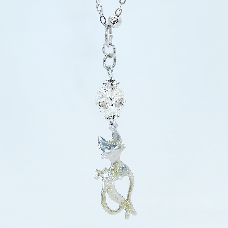 ラメ入りシルバーカラーのスマートな猫シルエットモチーフとメタルビーズのペンダントネックレス 長さ調整可