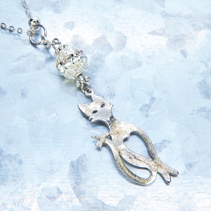 ラメ入りシルバーカラーのスマートな猫シルエットモチーフとメタルビーズのペンダントネックレス 長さ調整可