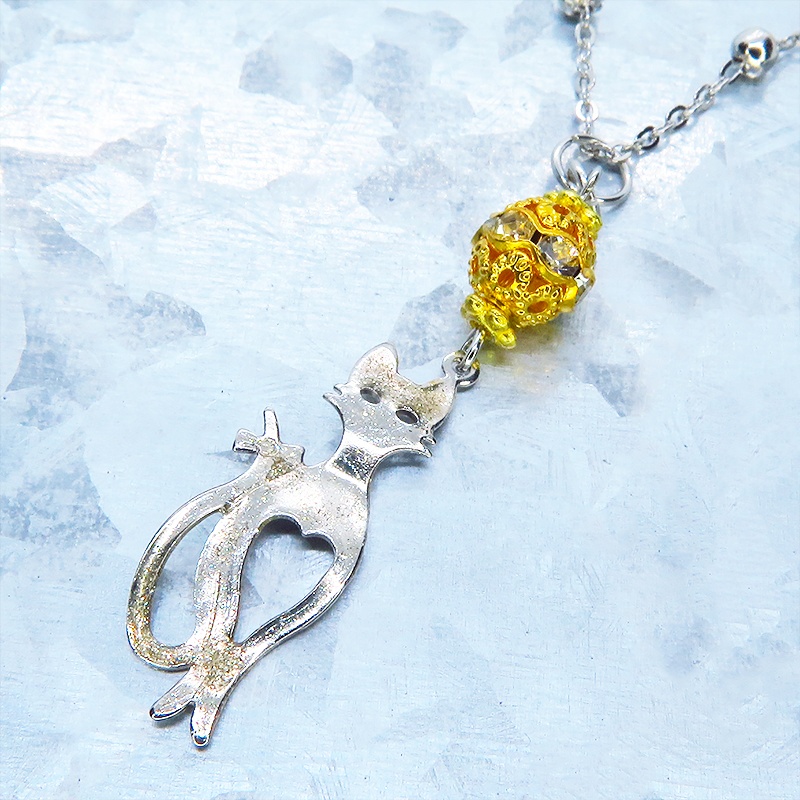 ラメ入りシルバーカラーのスマートな猫シルエットモチーフとゴールドメタルビーズのペンダントネックレス 長さ調整可