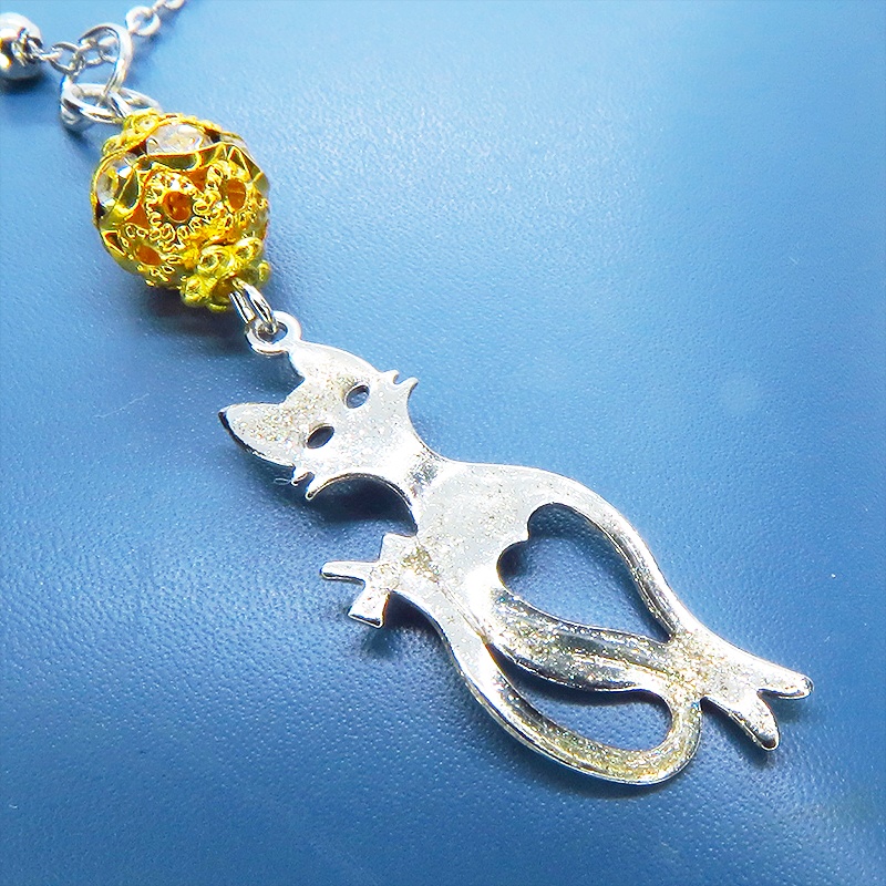 ラメ入りシルバーカラーのスマートな猫シルエットモチーフとゴールドメタルビーズのペンダントネックレス 長さ調整可