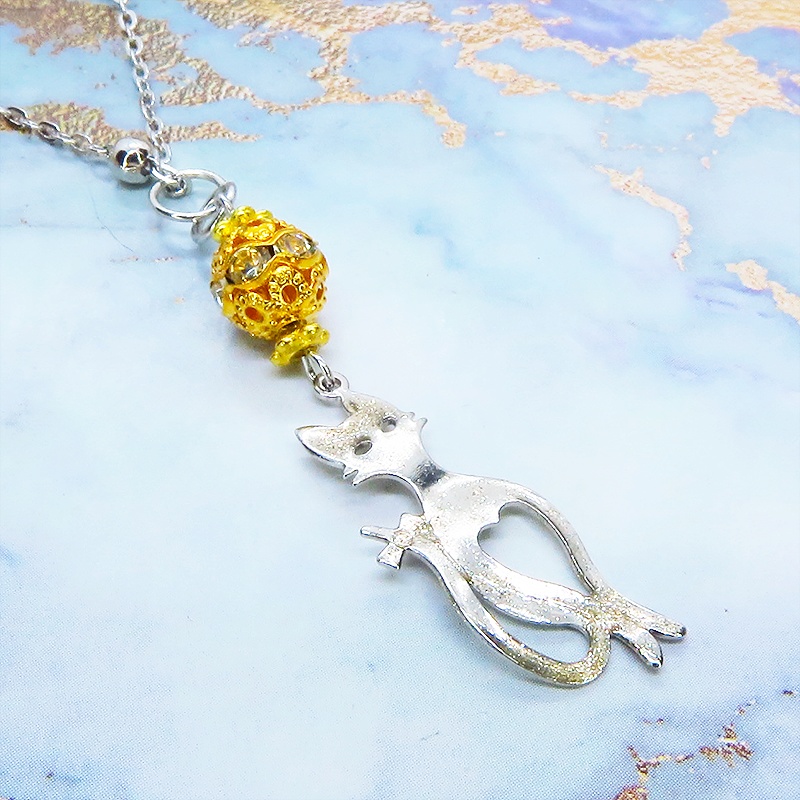 ラメ入りシルバーカラーのスマートな猫シルエットモチーフとゴールドメタルビーズのペンダントネックレス 長さ調整可