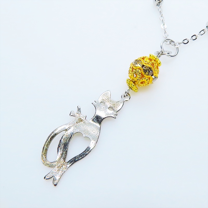 ラメ入りシルバーカラーのスマートな猫シルエットモチーフとゴールドメタルビーズのペンダントネックレス 長さ調整可