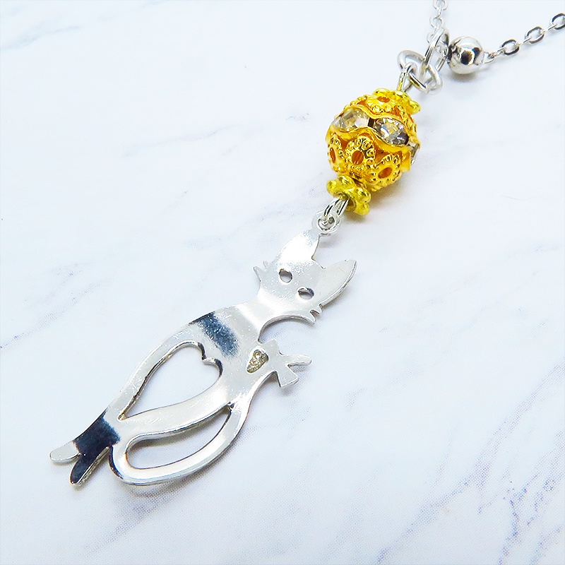 ラメ入りシルバーカラーのスマートな猫シルエットモチーフとゴールドメタルビーズのペンダントネックレス 長さ調整可