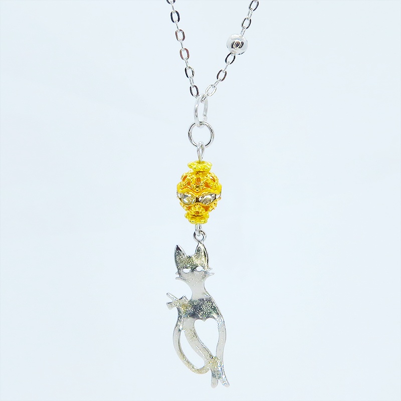 ラメ入りシルバーカラーのスマートな猫シルエットモチーフとゴールドメタルビーズのペンダントネックレス 長さ調整可