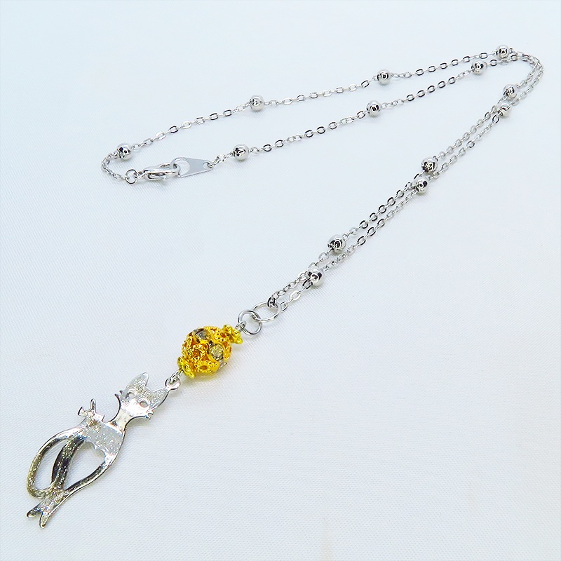 ラメ入りシルバーカラーのスマートな猫シルエットモチーフとゴールドメタルビーズのペンダントネックレス 長さ調整可