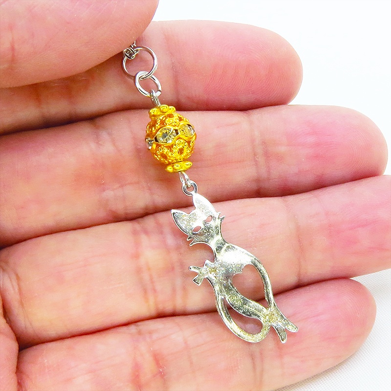 ラメ入りシルバーカラーのスマートな猫シルエットモチーフとゴールドメタルビーズのペンダントネックレス 長さ調整可