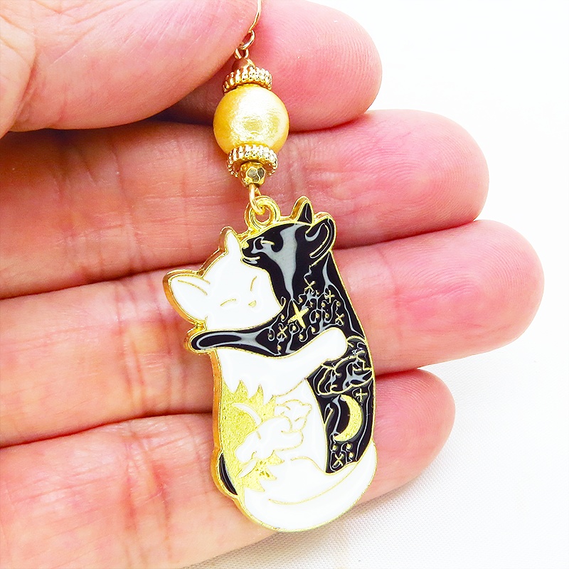 抱擁にゃんこ 白猫と黒猫が抱き合ってる可愛いチャームのキーホルダー ベージュコットンパール 金具変更可