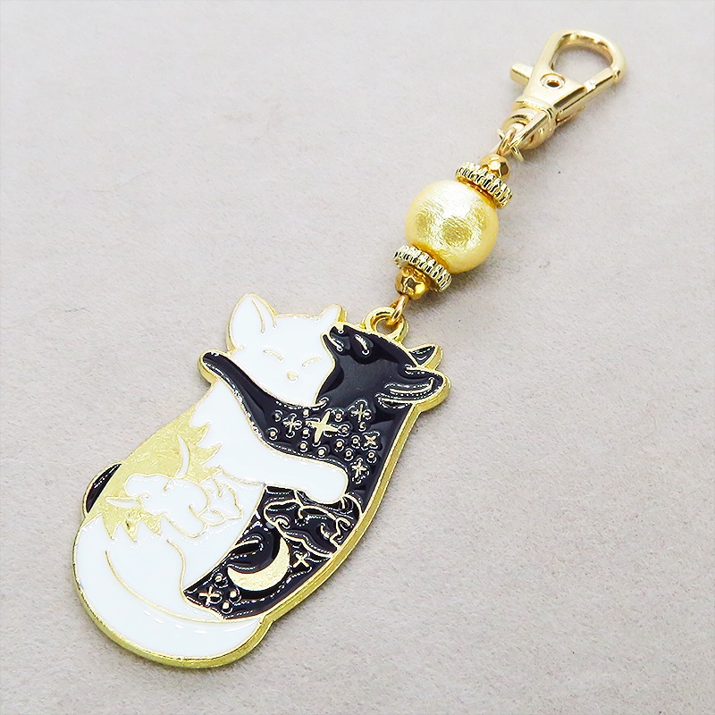 抱擁にゃんこ 白猫と黒猫が抱き合ってる可愛いチャームのキーホルダー ベージュコットンパール 金具変更可