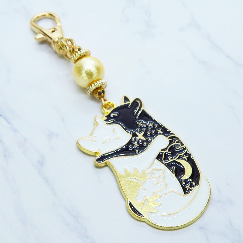 抱擁にゃんこ 白猫と黒猫が抱き合ってる可愛いチャームのキーホルダー ベージュコットンパール 金具変更可