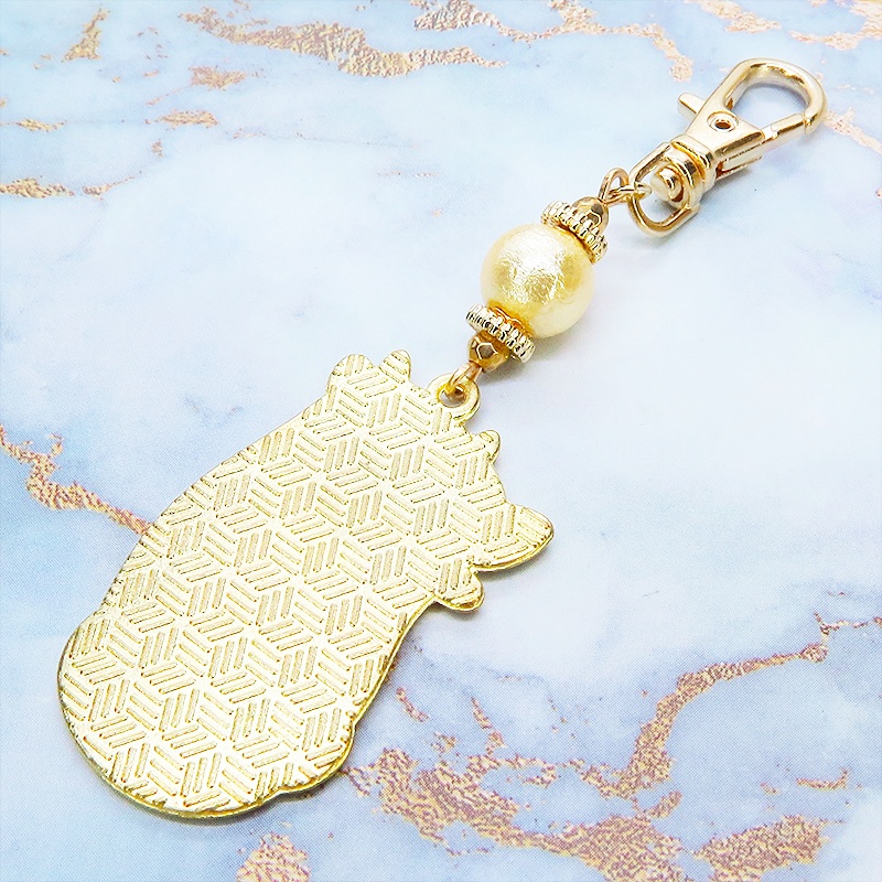 抱擁にゃんこ 白猫と黒猫が抱き合ってる可愛いチャームのキーホルダー ベージュコットンパール 金具変更可