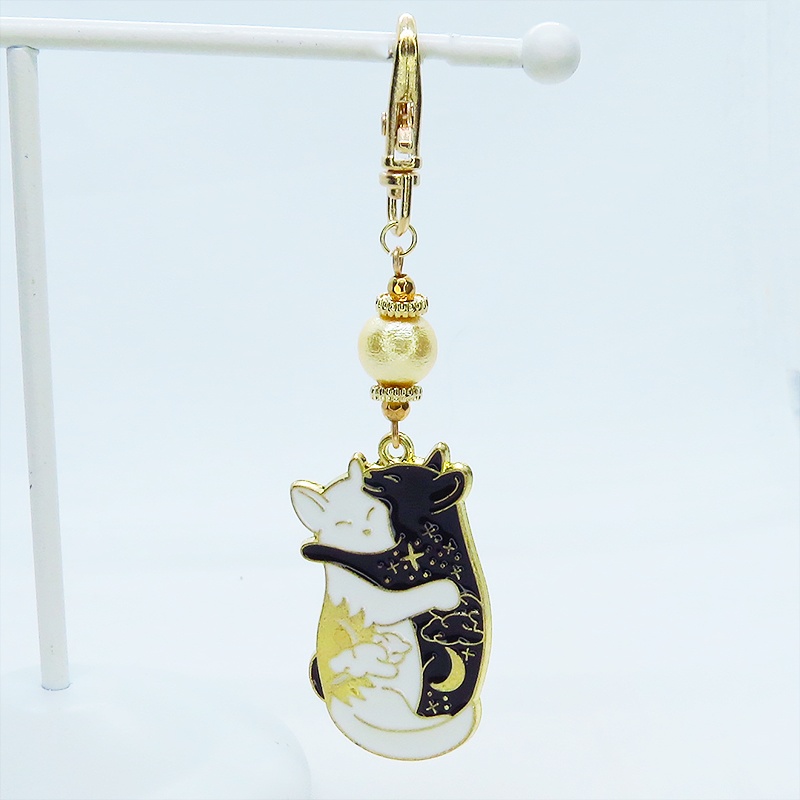 抱擁にゃんこ 白猫と黒猫が抱き合ってる可愛いチャームのキーホルダー ベージュコットンパール 金具変更可