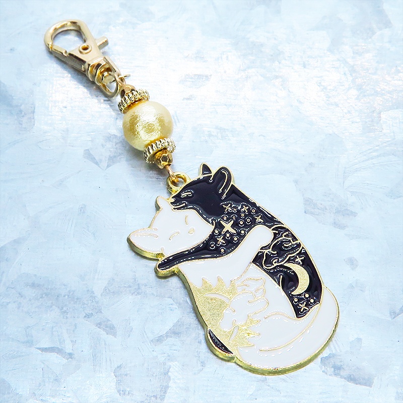 抱擁にゃんこ 白猫と黒猫が抱き合ってる可愛いチャームのキーホルダー ベージュコットンパール 金具変更可