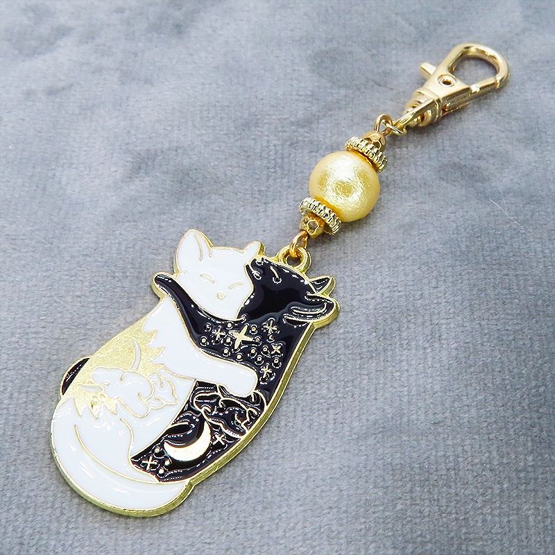 抱擁にゃんこ 白猫と黒猫が抱き合ってる可愛いチャームのキーホルダー ベージュコットンパール 金具変更可