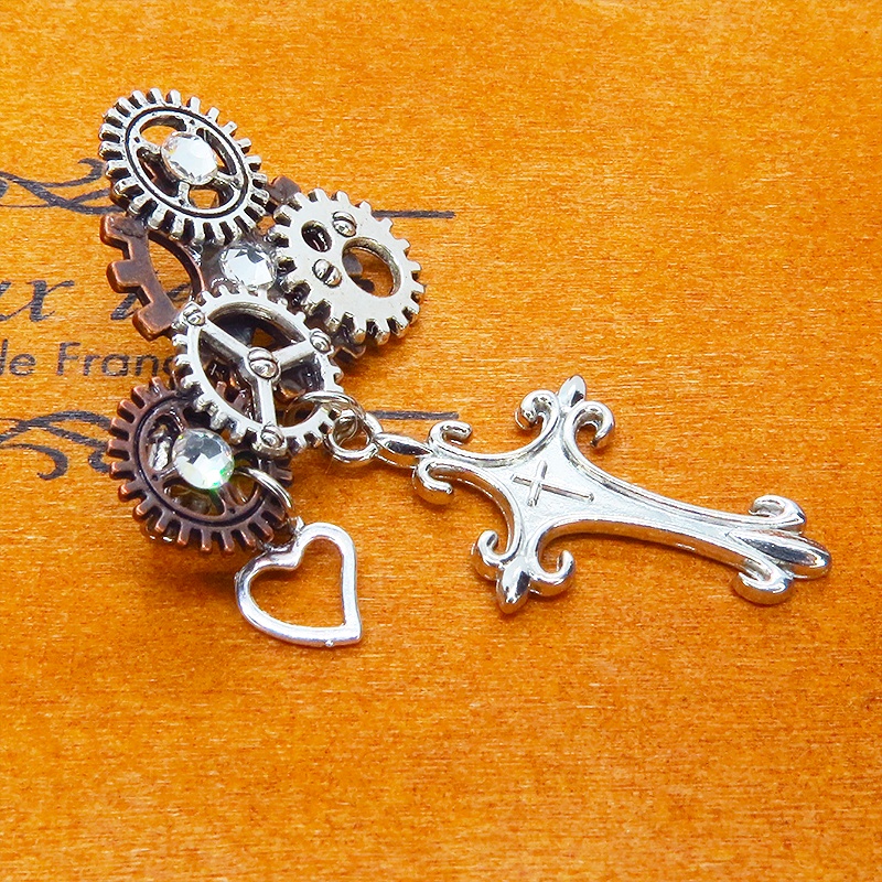 アンティークシルバー ロザリオと歯車を組合せたスチームパンク風ブローチ バッジ ラインストーン