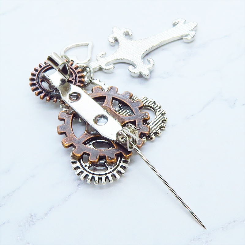 アンティークシルバー ロザリオと歯車を組合せたスチームパンク風ブローチ バッジ ラインストーン