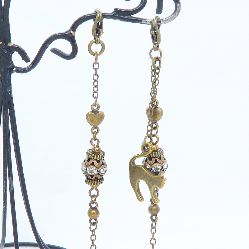 アンティークゴールド 跳ね猫とメタルビーズのメガネチェーン&マスクチェーン 吊り下げ型 メガネ留め