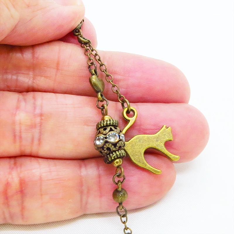 アンティークゴールド 跳ね猫とメタルビーズのメガネチェーン&マスクチェーン 吊り下げ型 メガネ留め