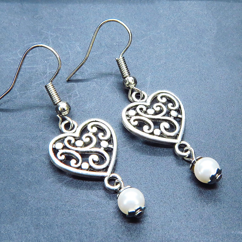 アンティークシルバー アラベスク調の透かし模様入りハートとスワロフスキーパール（クリスタルホワイト）のピアス サージカル可