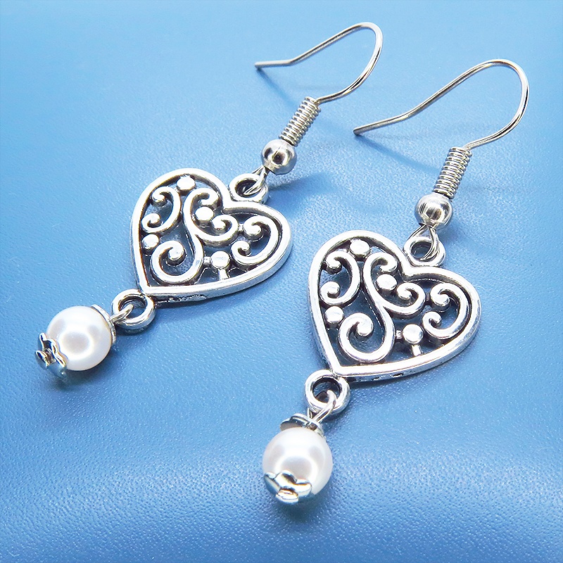 アンティークシルバー アラベスク調の透かし模様入りハートとスワロフスキーパール(クリスタルホワイト)のピアス サージカル可