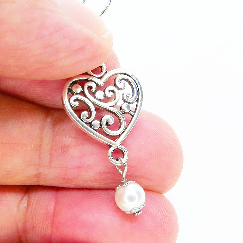 アンティークシルバー アラベスク調の透かし模様入りハートとスワロフスキーパール(クリスタルホワイト)のピアス サージカル可