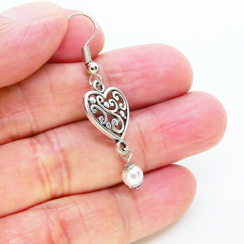 アンティークシルバー アラベスク調の透かし模様入りハートとスワロフスキーパール(クリスタルホワイト)のピアス サージカル可