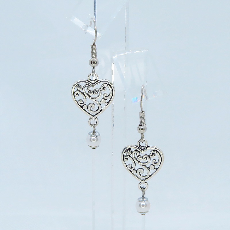アンティークシルバー アラベスク調の透かし模様入りハートとスワロフスキーパール(クリスタルホワイト)のピアス サージカル可