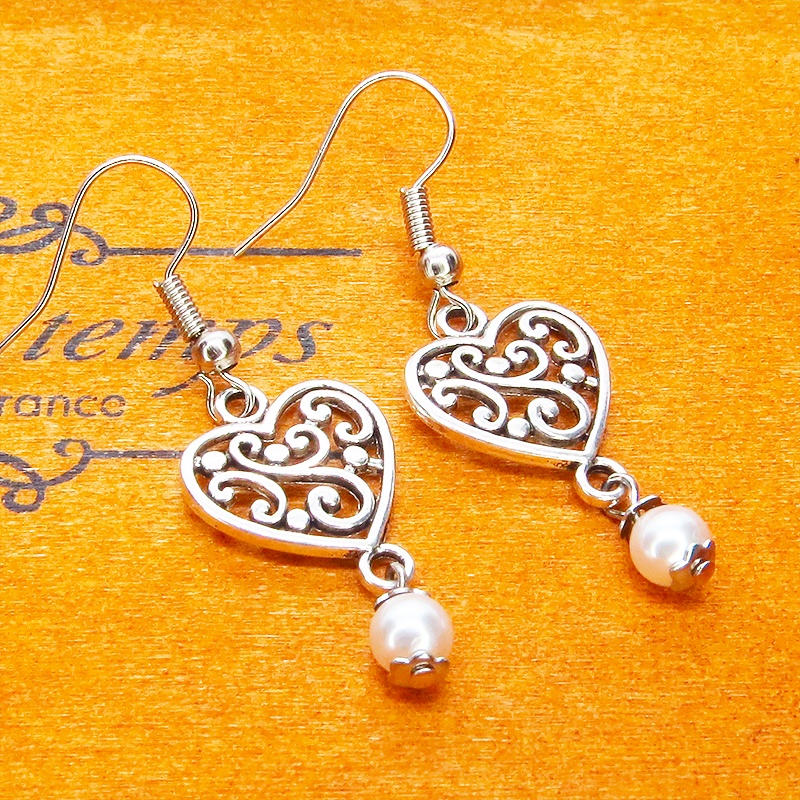 アンティークシルバー アラベスク調の透かし模様入りハートとスワロフスキーパール(クリスタルホワイト)のピアス サージカル可