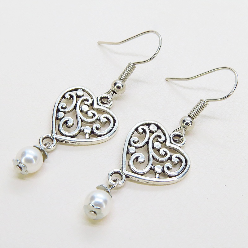アンティークシルバー アラベスク調の透かし模様入りハートとスワロフスキーパール(クリスタルホワイト)のピアス サージカル可