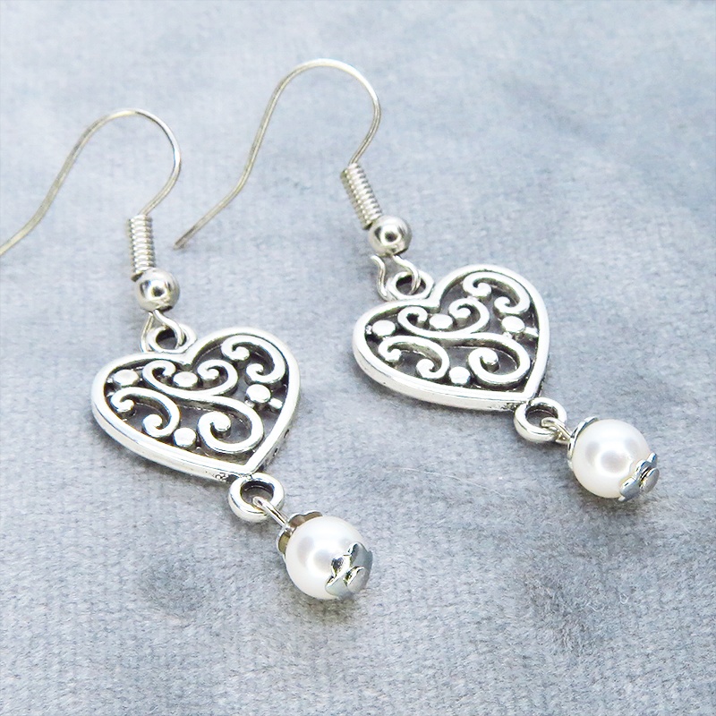 アンティークシルバー アラベスク調の透かし模様入りハートとスワロフスキーパール(クリスタルホワイト)のピアス サージカル可