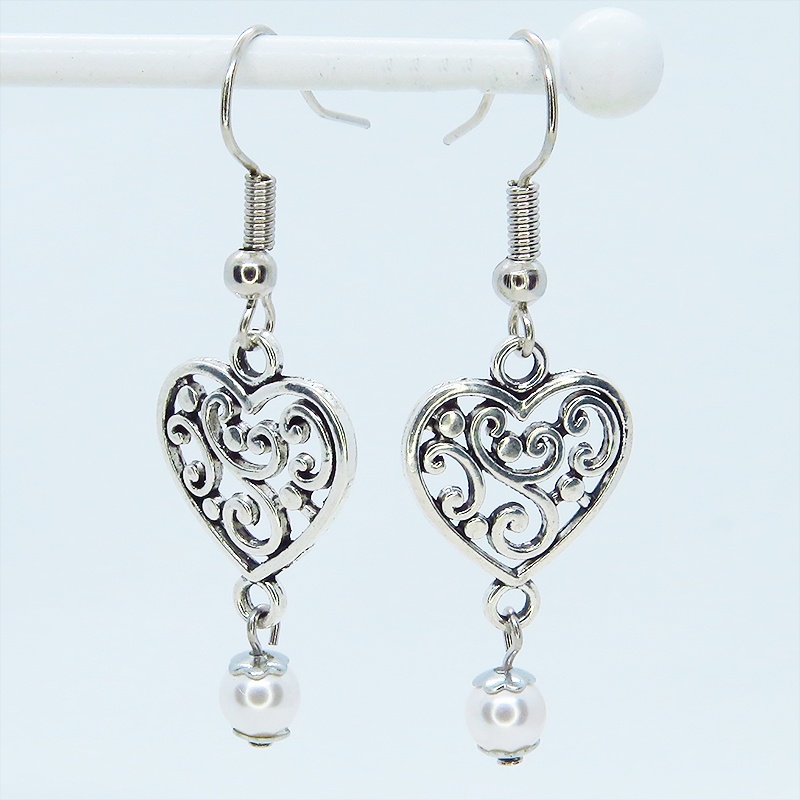 アンティークシルバー アラベスク調の透かし模様入りハートとスワロフスキーパール(クリスタルホワイト)のピアス サージカル可