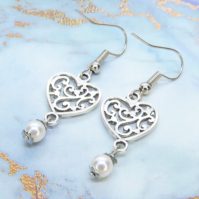 アンティークシルバー アラベスク調の透かし模様入りハートとスワロフスキーパール(クリスタルホワイト)のピアス サージカル可