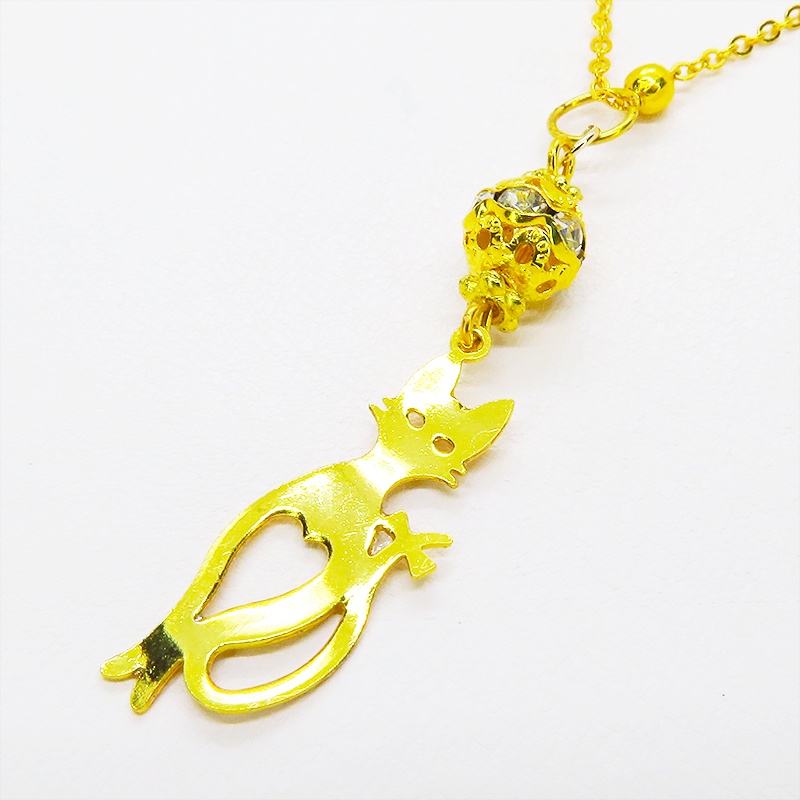 ラメ入りゴールドカラーのスマートな猫シルエットモチーフとメタルビーズのペンダントネックレス 長さ調整可