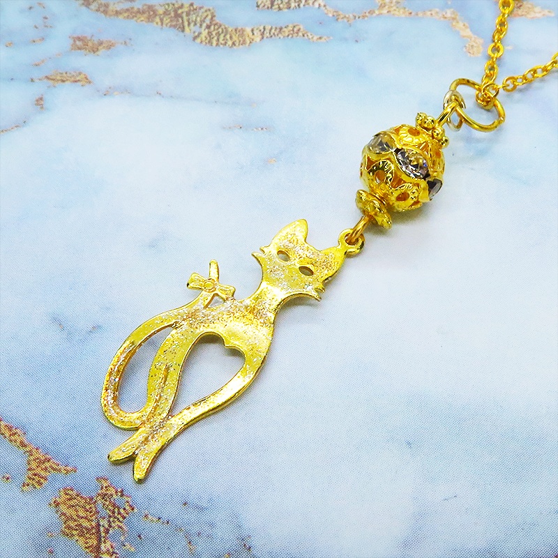 ラメ入りゴールドカラーのスマートな猫シルエットモチーフとメタルビーズのペンダントネックレス 長さ調整可