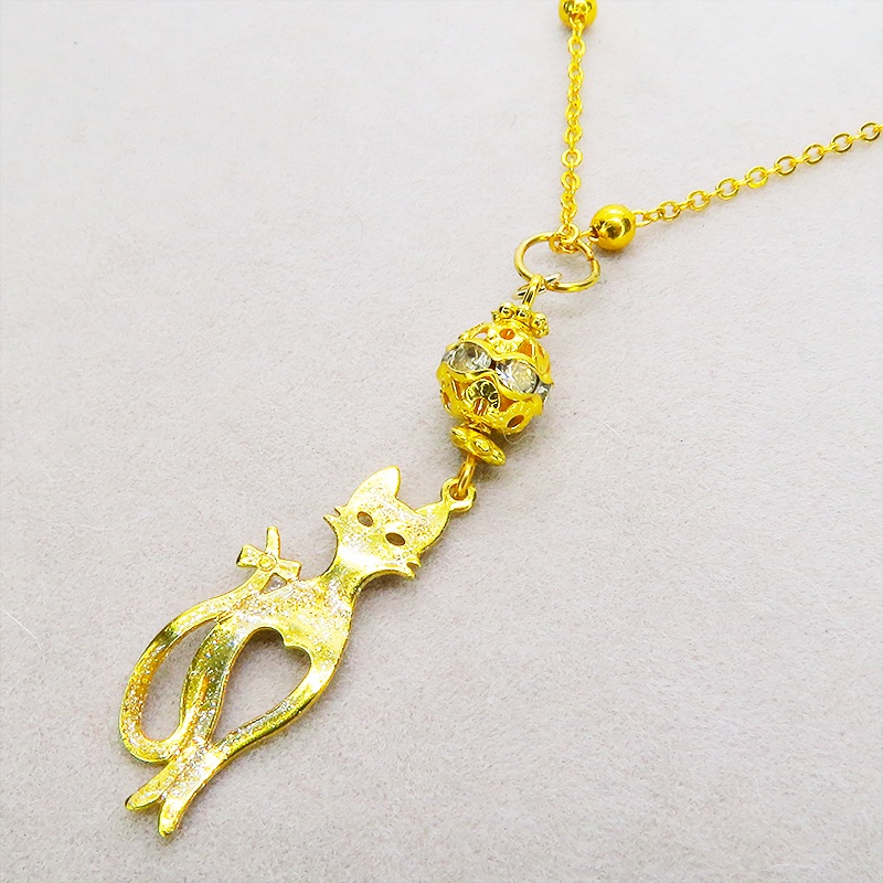 ラメ入りゴールドカラーのスマートな猫シルエットモチーフとメタルビーズのペンダントネックレス 長さ調整可
