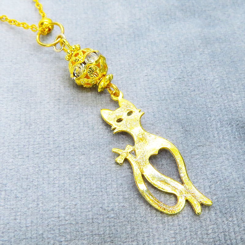 ラメ入りゴールドカラーのスマートな猫シルエットモチーフとメタルビーズのペンダントネックレス 長さ調整可