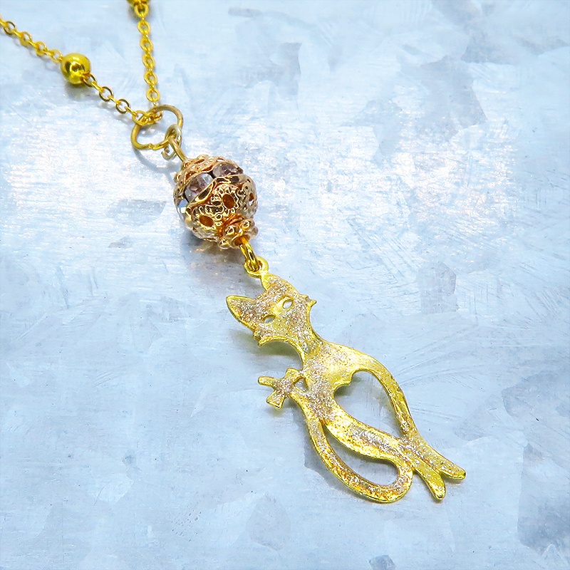 ラメ入りゴールドカラーのスマートな猫シルエットモチーフとメタルビーズ(マットゴールド)のペンダントネックレス 長さ調整可