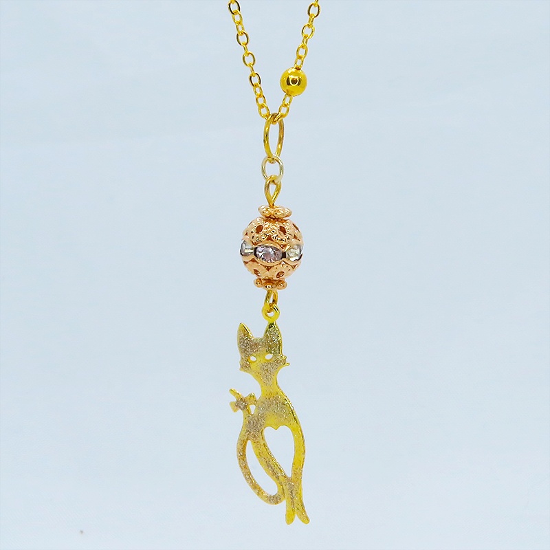 ラメ入りゴールドカラーのスマートな猫シルエットモチーフとメタルビーズ(マットゴールド)のペンダントネックレス 長さ調整可