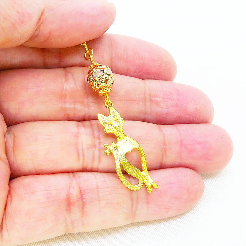 ラメ入りゴールドカラーのスマートな猫シルエットモチーフとメタルビーズ(マットゴールド)のペンダントネックレス 長さ調整可