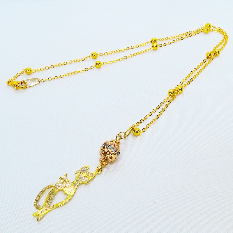 ラメ入りゴールドカラーのスマートな猫シルエットモチーフとメタルビーズ(マットゴールド)のペンダントネックレス 長さ調整可