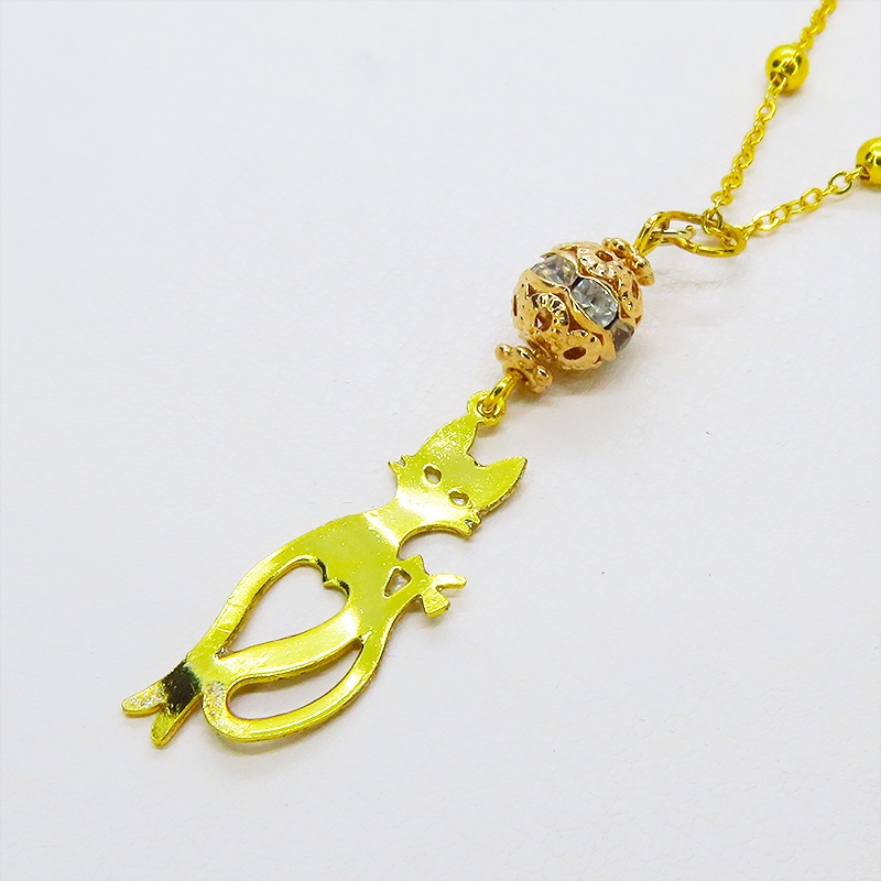 ラメ入りゴールドカラーのスマートな猫シルエットモチーフとメタルビーズ(マットゴールド)のペンダントネックレス 長さ調整可