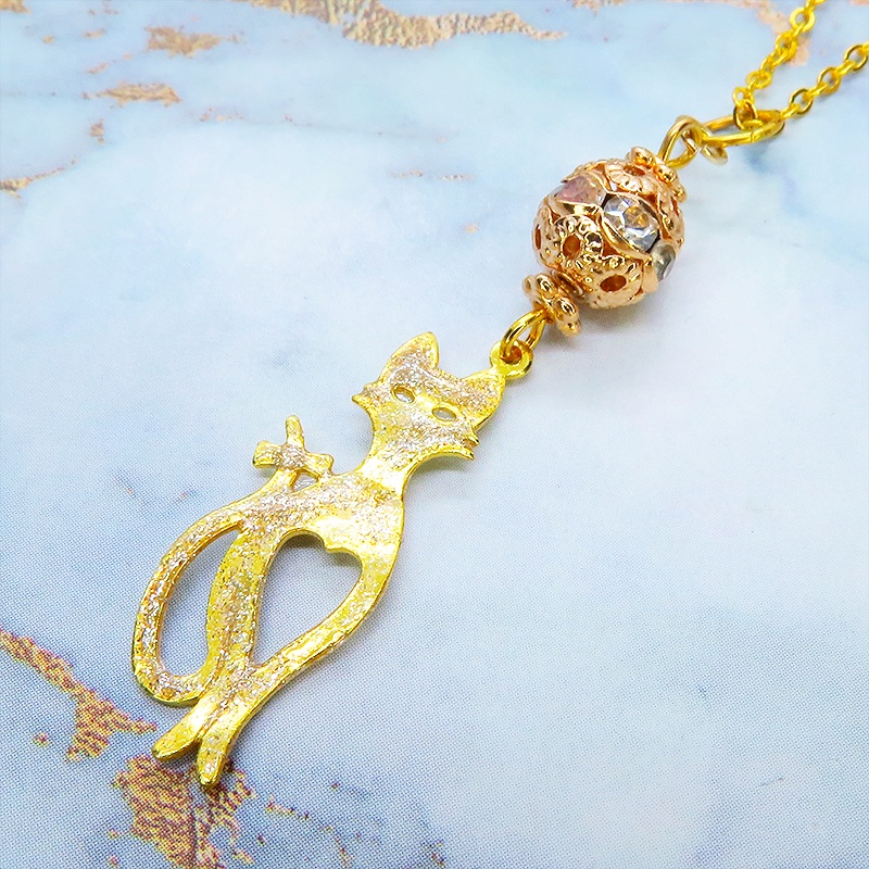 ラメ入りゴールドカラーのスマートな猫シルエットモチーフとメタルビーズ(マットゴールド)のペンダントネックレス 長さ調整可