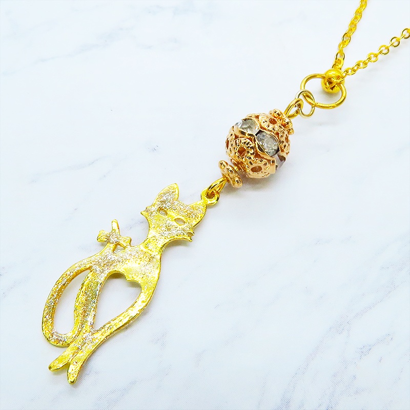 ラメ入りゴールドカラーのスマートな猫シルエットモチーフとメタルビーズ(マットゴールド)のペンダントネックレス 長さ調整可