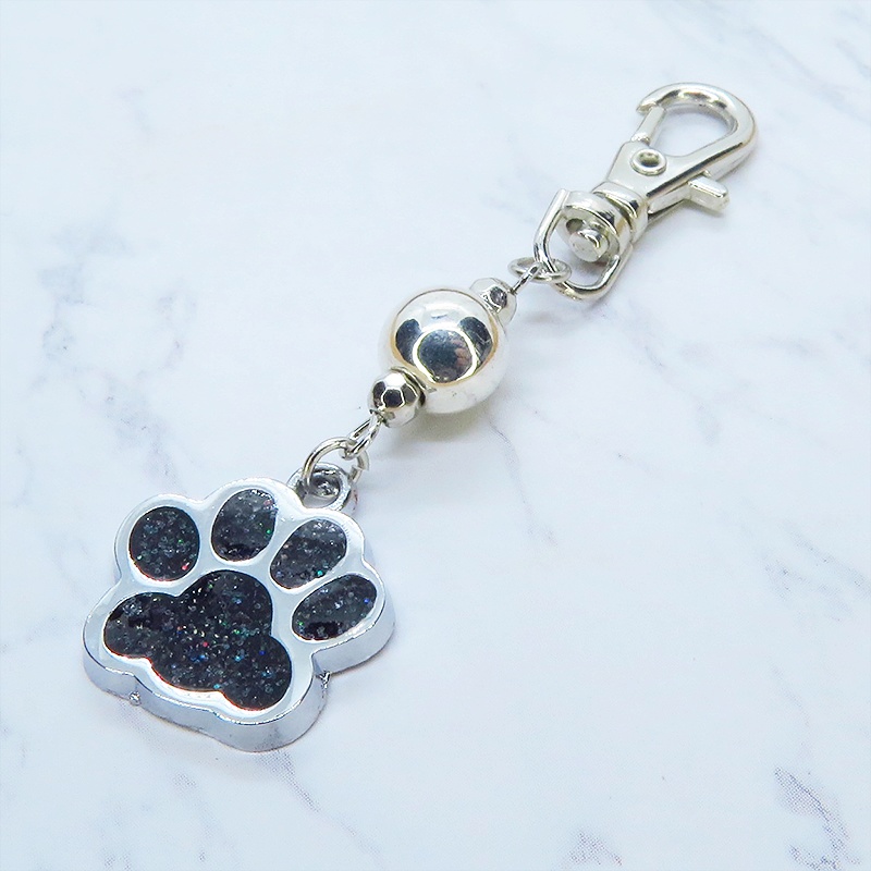 大きめ肉球チャームとシルバーカラーのメタルビーズを組合せたキーホルダー 金具変更可