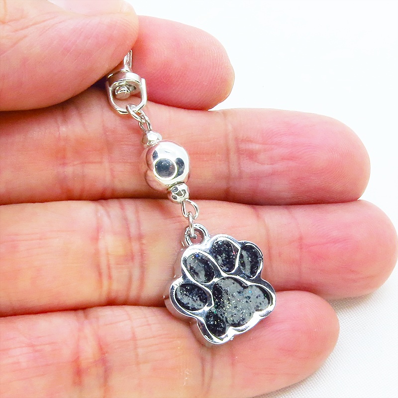 大きめ肉球チャームとシルバーカラーのメタルビーズを組合せたキーホルダー 金具変更可