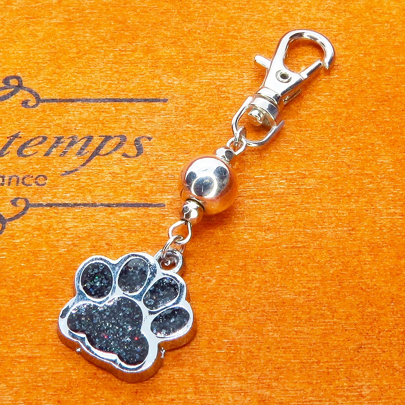 大きめ肉球チャームとシルバーカラーのメタルビーズを組合せたキーホルダー 金具変更可