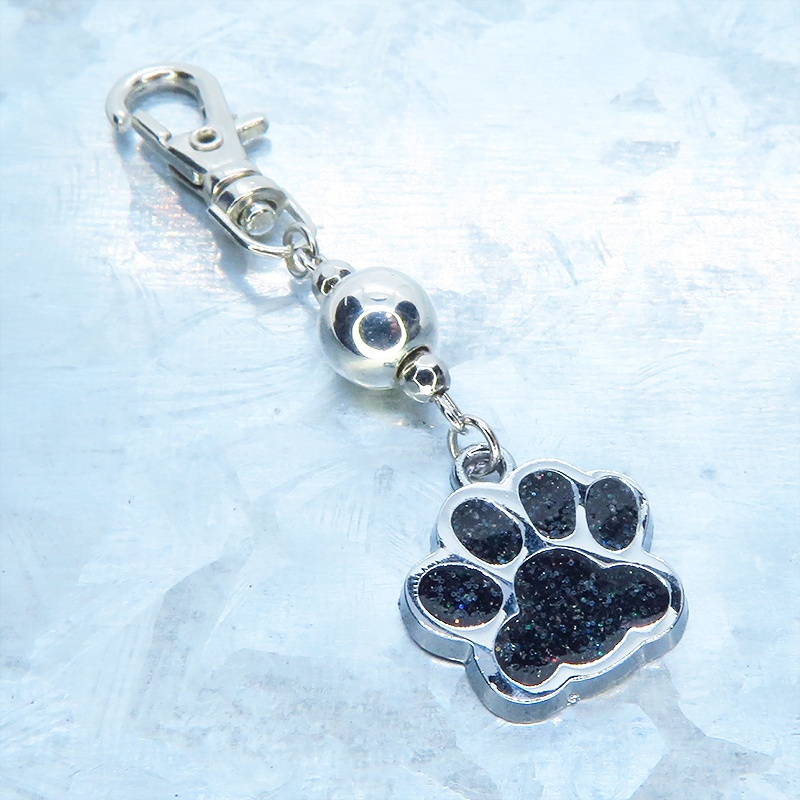 大きめ肉球チャームとシルバーカラーのメタルビーズを組合せたキーホルダー 金具変更可